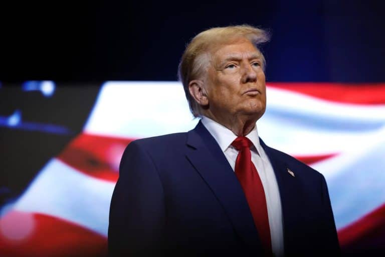 Trump drängt Fed-Vorsitzenden Powell zum Rücktritt: Kursexplosion für Bitcoin und XRP?