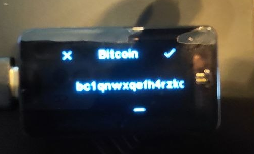 BitBox02 Hardware-Wallet zeigt eine Bitcoin-Empfangsadresse zur Überprüfung auf dem Display.
