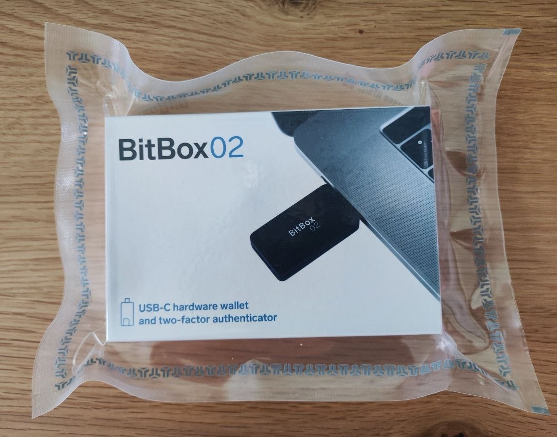 BitBox02 eingeschweißt im Paket auf einem Tisch von oben fotografiert