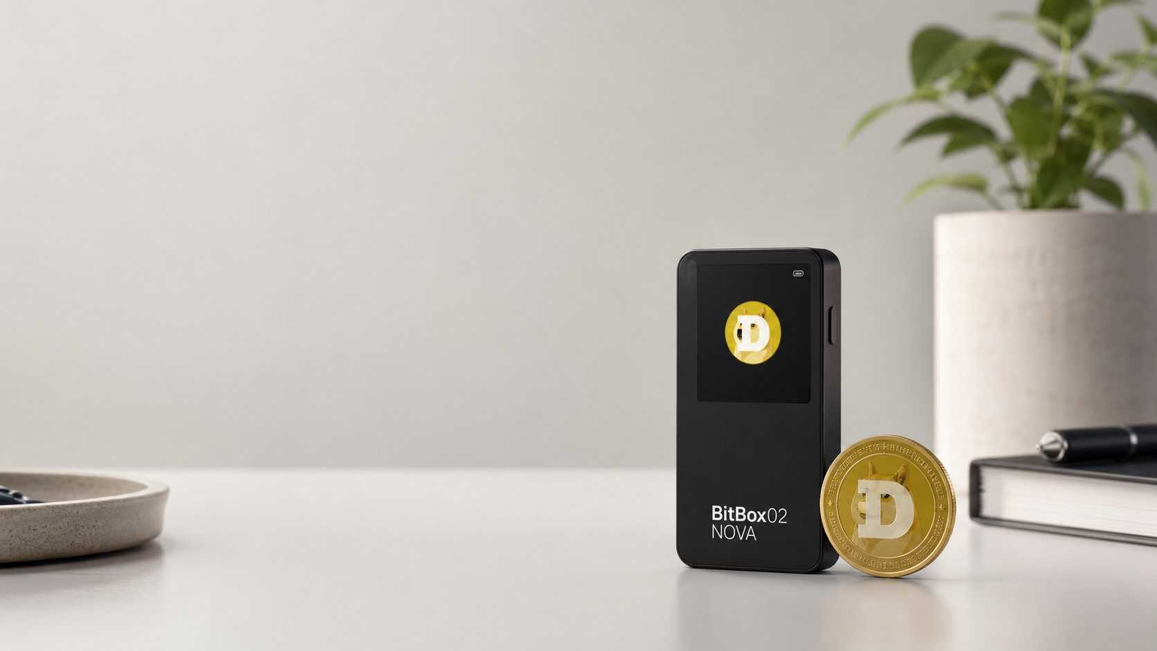 BitBox02 Nova Hardware Wallet mit Dogecoin Münze auf einem neutralen Schreibtischhintergrund.