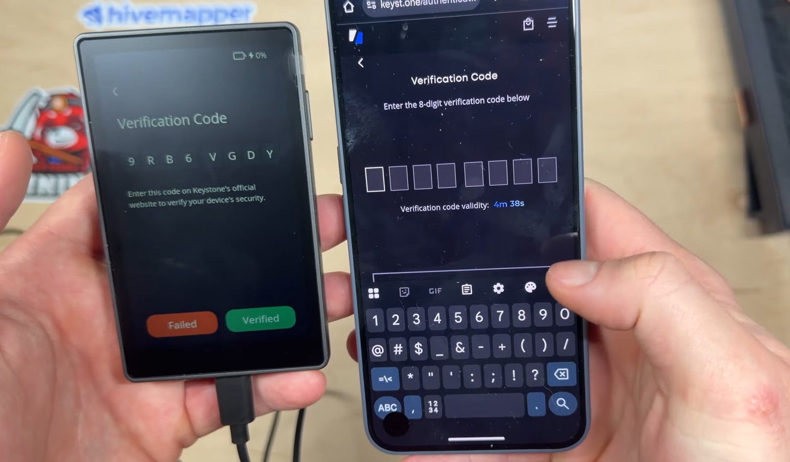 Einrichtung des Keystone 3 Pro Hardware Wallets mit Sicherheitsverifizierung über ein Smartphone.