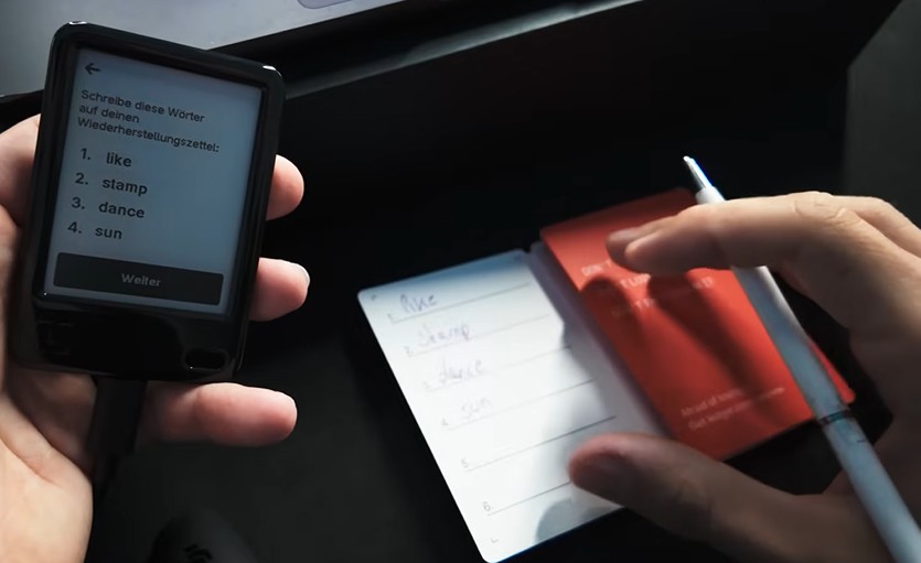 Ledger Nano Gen 5 bei der Einrichtung mit Wiederherstellungsphrase und Recovery-Sheet
