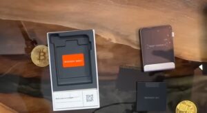 Ledger Flex liegt auf dem Schreibtisch, Bild ovn oben mit komplettem Lieferumfang