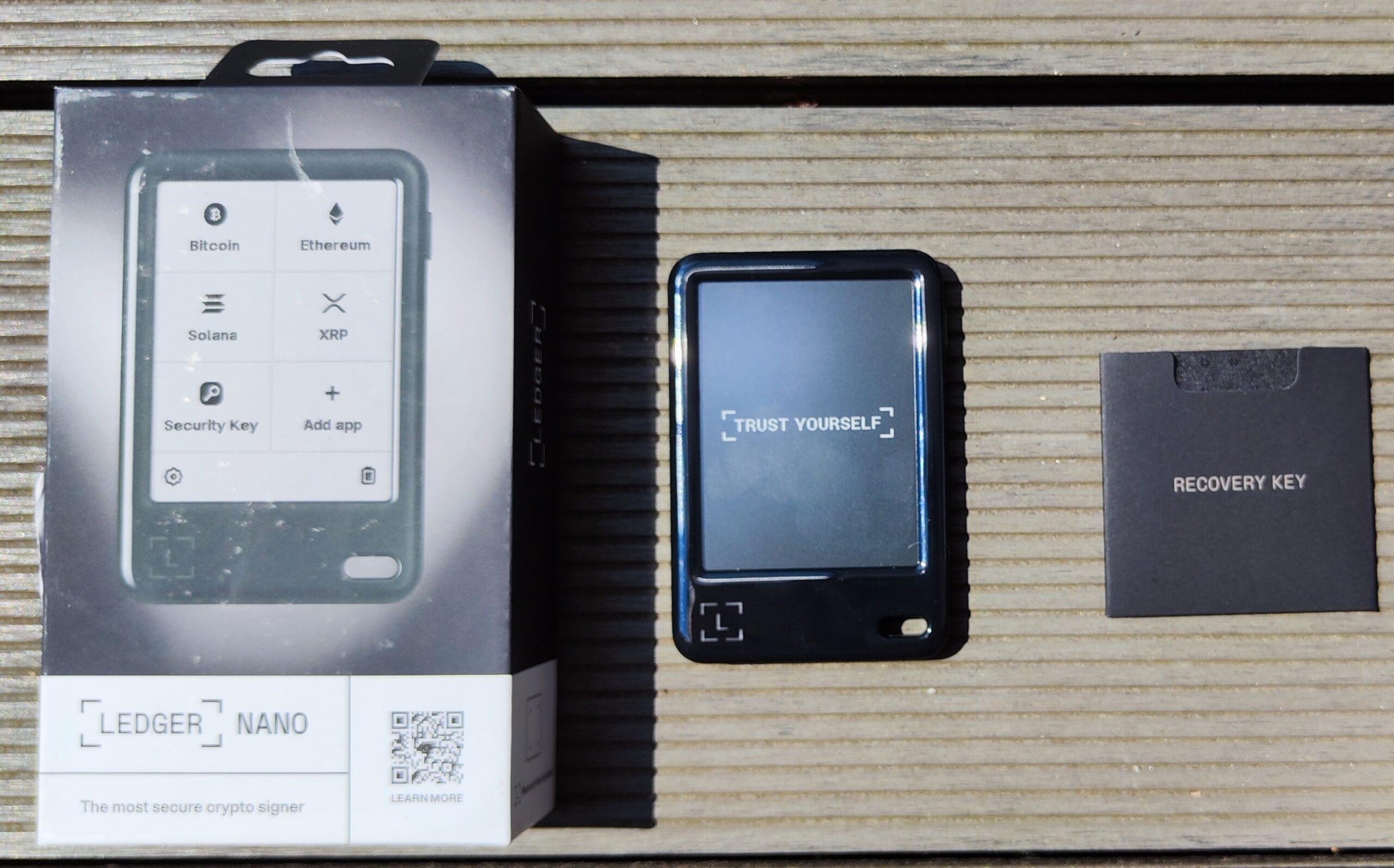 Ledger Nano Gen 5 Hardware Wallet mit Originalverpackung, Gerät und Recovery-Key-Karte für die sichere Offline-Verwahrung von Kryptowährungen.