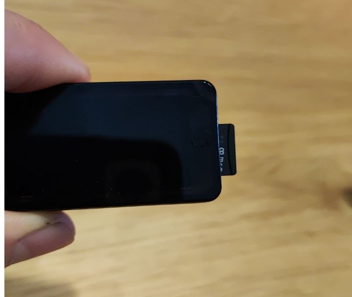 BitBox02 Hardware-Wallet mit eingesetzter microSD-Karte zur Sicherung des Backups.