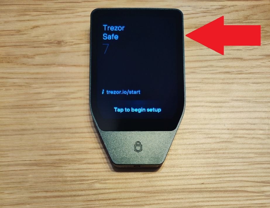 Trezor Safe 7 Hinweis auf Einschaltknopf