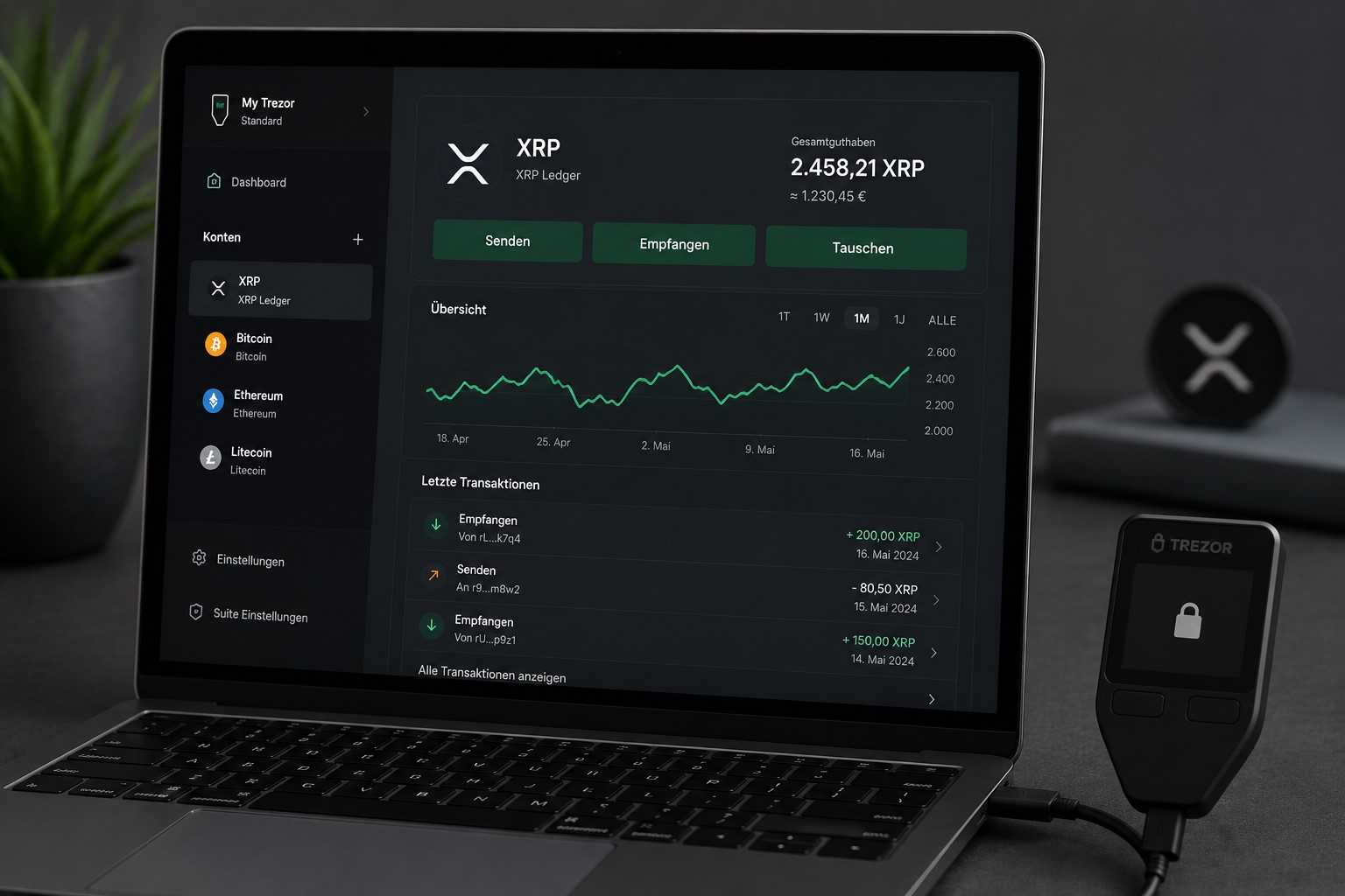 Trezor Suite mit XRP-Kontoübersicht auf einem Computerbildschirm und verbundenem Trezor Hardware Wallet zur sicheren Verwaltung von XRP.