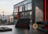 Santander hält erstmals Millionenposition in Spot-Bitcoin-ETFs Modernes Bankgebäude mit Bitcoin-Münze und Kursdiagramm als Symbol für Santanders Investition in Spot-Bitcoin-ETFs.