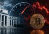 Illustration eines Fed-Gebäudes neben einer Bitcoin-Münze vor einem roten Kurschart und einem ansteigenden Zinsindikator als Symbol für die Unsicherheit vor einer möglichen US-Zinserhöhung.