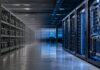 Modernes Rechenzentrum mit Bitcoin-Mining-Anlagen und KI-Servern im Übergang