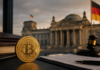 CDU-Politiker Gutting zerlegt Klingbeils Steuerpläne zur Krypto-Haltefrist Bitcoin-Münze, Gesetzesunterlagen und Richterhammer vor dem Berliner Reichstagsgebäude.
