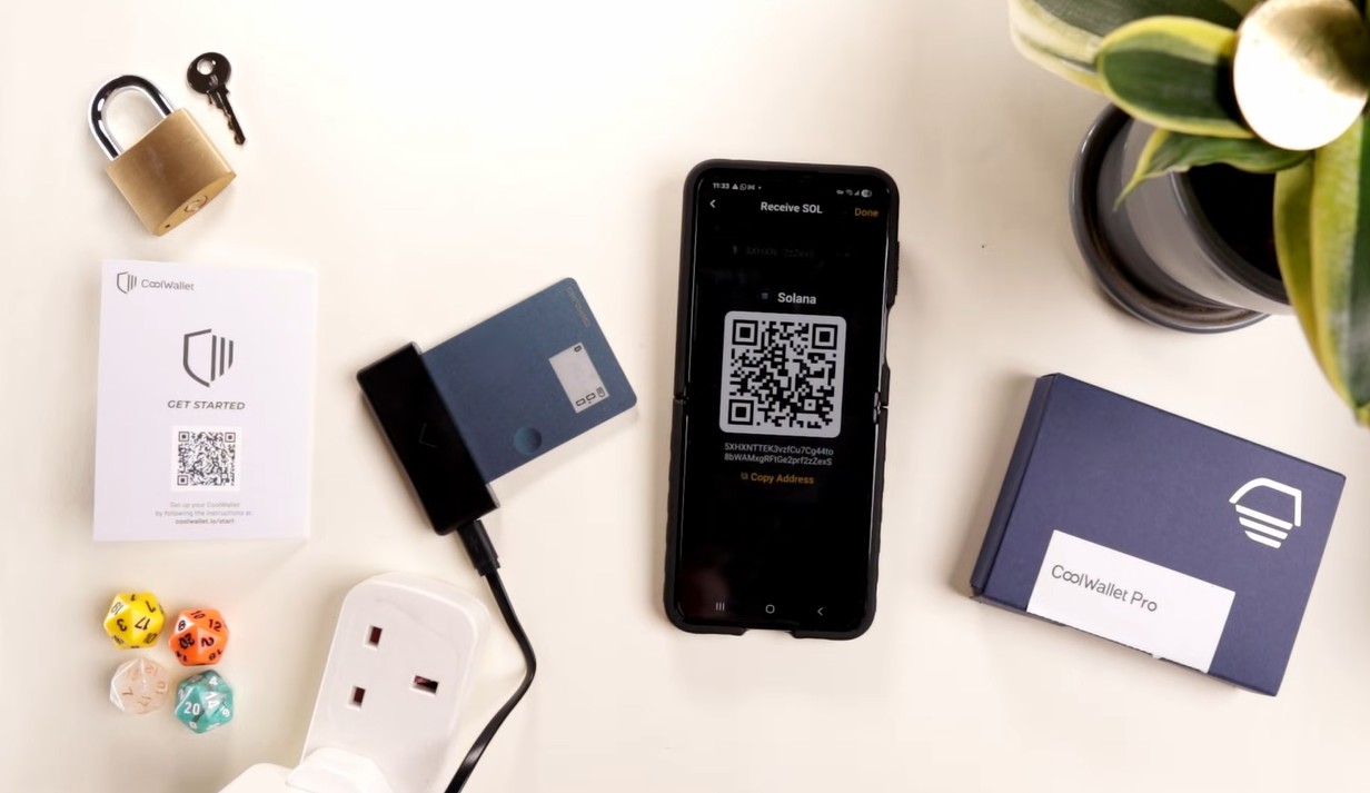 CoolWallet Pro Hardware Wallet mit Smartphone-App und Solana-QR-Code