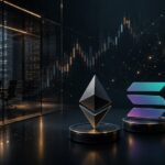 Ethereum- und Solana-Symbole in einer modernen Finanzwelt mit Börsenchart und Servern