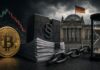 Bitcoin vor Gesetzesunterlagen und juristischem Symbol vor dem Reichstagsgebäude – Sinnbild für die stockende Reform der Krypto-Besteuerung in Deutschland.