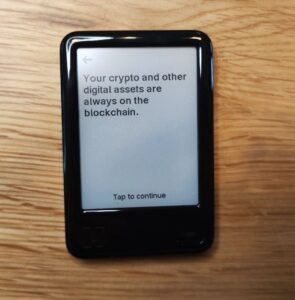 Ledger Nano 5 mit E-Ink-Touchdisplay während der Ersteinrichtung