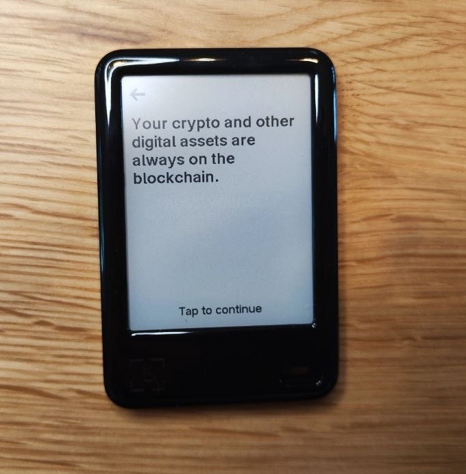 Ledger Nano 5 mit E-Ink-Touchdisplay während der Ersteinrichtung