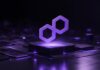 Abstrakte 3D-Darstellung des Polygon-Netzwerks mit schwebendem Polygon-Symbol über einer futuristischen Blockchain-Infrastruktur in violettem Licht.