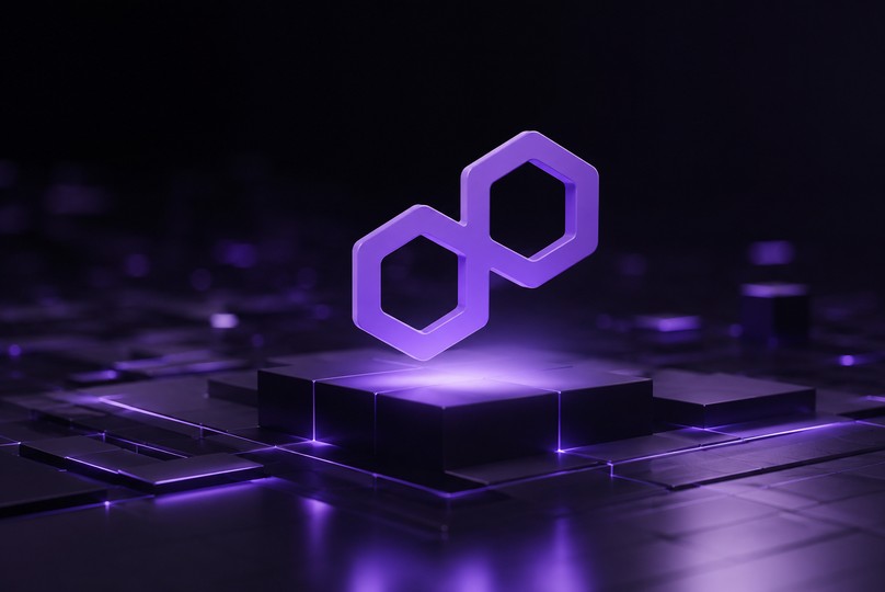 Abstrakte 3D-Darstellung des Polygon-Netzwerks mit schwebendem Polygon-Symbol über einer futuristischen Blockchain-Infrastruktur in violettem Licht.