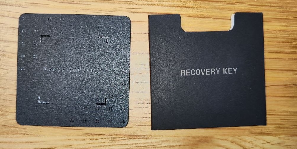 Recovery-Key-Karte des Ledger Nano 5 zur Organisation von Wallet-Informationen