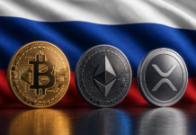 Bitcoin-, Ethereum- und XRP-Coins vor der russischen Flagge