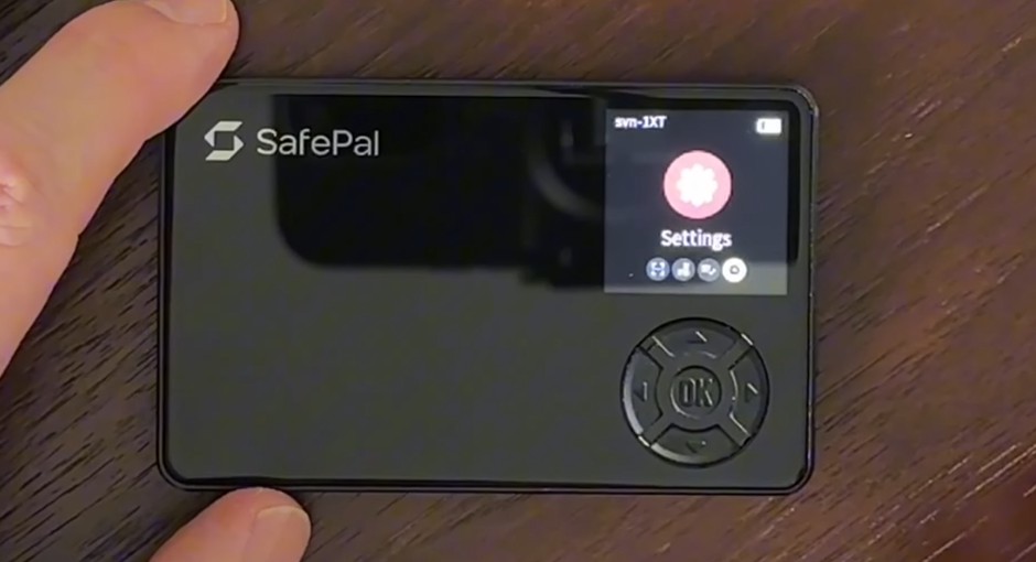 SafePal S1 Pro Hardware Wallet mit Farbdisplay und Navigationstasten im Test