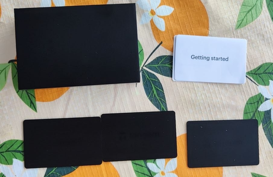 Lieferumfang einer Tangem Wallet mit drei schwarzen Wallet-Karten, Verpackung und „Getting started“-Anleitung