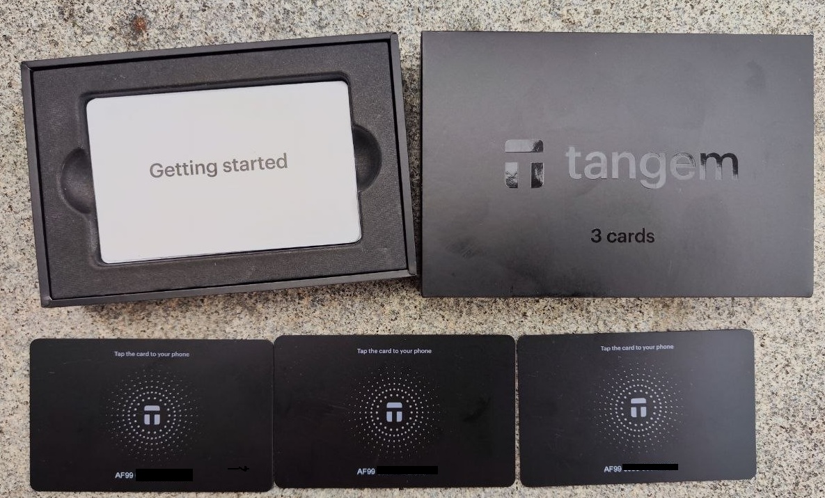Tangem Wallet mit Verpackung, drei NFC-Karten und Anleitung zur Ersteinrichtung.