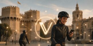 Radfahrerin in Valencia vor historischem Stadttor mit zentral eingeblendetem VeChain-Logo und digitalem Netzwerk.