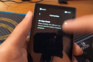 Keystone 3 Pro Hardware Wallet mit aktiviertem Air-Gap-Modus in den Verbindungseinstellungen
