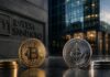 Bitcoin- und Ethereum-Münzen vor der Zentrale der italienischen Bank Intesa Sanpaolo als Symbol für die Umschichtung von Krypto-ETF-Investments zwischen Bitcoin und Staking-Ether.