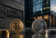 Italienische Bank verkauft Bitcoin und setzt auf Ethereum-Staking Bitcoin- und Ethereum-Münzen vor der Zentrale der italienischen Bank Intesa Sanpaolo als Symbol für die Umschichtung von Krypto-ETF-Investments zwischen Bitcoin und Staking-Ether.