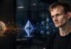 Vitalik Buterin mit Bitcoin- und Ethereum-Symbolen vor einer Visualisierung von Blockchain-Netzwerken