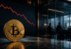 Goldene Bitcoin-Münze vor einem fallenden Kurschart und institutionellen Anlegern in einem Konferenzraum