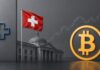 Wettet die Schweizer Nationalbank auf einen steigenden Bitcoin-Kurs? Bericht Schweizer Nationalbank, Schweizer Flagge und Bitcoin-Symbol vor einem steigenden Finanzchart.