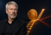 Bitcoin: Strategy-Chef Saylor erklärt BIP-110 für gescheitert Strategy-Chairman Michael Saylor neben einer Bitcoin-Münze und einer sich teilenden Blockchain