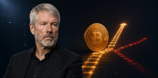 Strategy-Chairman Michael Saylor neben einer Bitcoin-Münze und einer sich teilenden Blockchain