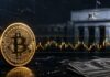 Goldene Bitcoin-Münze vor einem unscharfen Zentralbankgebäude mit Seitwärts-Chart und US-Dollar-Scheinen