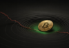 CryptoQuant: Bitcoin erreicht historisch günstige Kaufzone und mögliche Bodenbildung Goldene Bitcoin-Münze in einer grünen Akkumulationszone vor einer fallenden roten Kurslinie