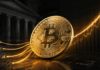 Bitcoin steigt auf über 77.000 USD: Das sind die Gründe Goldene Bitcoin-Münze vor dem US-Finanzministerium und einer steigenden Kurskurve
