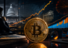 Goldene Bitcoin-Münze vor dem US-Kapitol und steigenden Finanzcharts als Symbol für US-Staatsverschuldung und Bitcoin-ETF-Zuflüsse