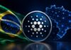 Cardano-Logo vor der brasilianischen Flagge und einer digitalen Brasilien-Karte als Symbol der Blockchain-Expansion in Brasilien.