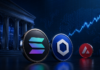 Solana-, Chainlink- und Avalanche-Token vor Finanzmarkt-Hintergrund mit ansteigendem Kurschart und klassischer Bankfassade.