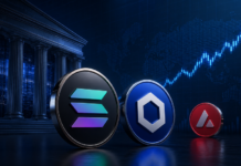 Solana-, Chainlink- und Avalanche-Token vor Finanzmarkt-Hintergrund mit ansteigendem Kurschart und klassischer Bankfassade.