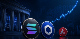 Solana-, Chainlink- und Avalanche-Token vor Finanzmarkt-Hintergrund mit ansteigendem Kurschart und klassischer Bankfassade.