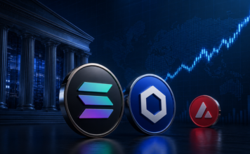 Solana-, Chainlink- und Avalanche-Token vor Finanzmarkt-Hintergrund mit ansteigendem Kurschart und klassischer Bankfassade.