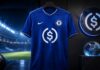 Blaues Chelsea-Trikot mit USDC-Symbol vor beleuchtetem Fußballstadion als Darstellung der Partnerschaft zwischen Circle und dem FC Chelsea.