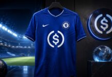 Blaues Chelsea-Trikot mit USDC-Symbol vor beleuchtetem Fußballstadion als Darstellung der Partnerschaft zwischen Circle und dem FC Chelsea.