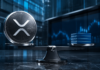 Evernorth passt Börsengang an: XRP-Kurs wird zum entscheidenden Faktor XRP-Münze und Aktienblöcke auf einer Waage vor digitalen Börsencharts