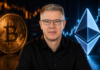 Frank Thelen zwischen Bitcoin und Ethereum vor einem digitalen Kurschart