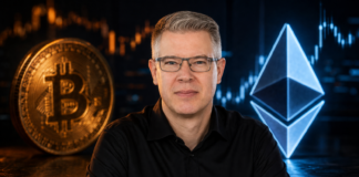 Frank Thelen zwischen Bitcoin und Ethereum vor einem digitalen Kurschart
